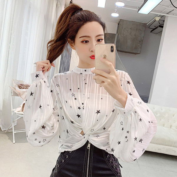 Stilinga moteriška palaidinė žema apykakle ir plačiomis rankovėmis