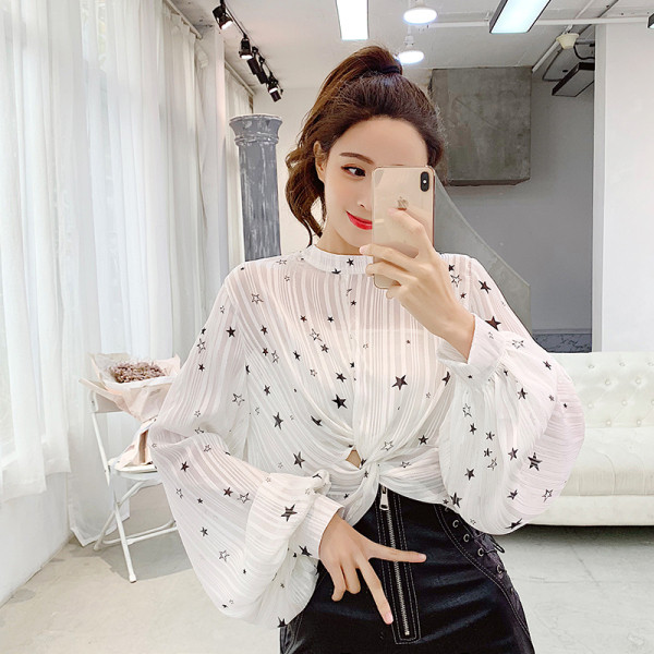 Stilinga moteriška palaidinė žema apykakle ir plačiomis rankovėmis