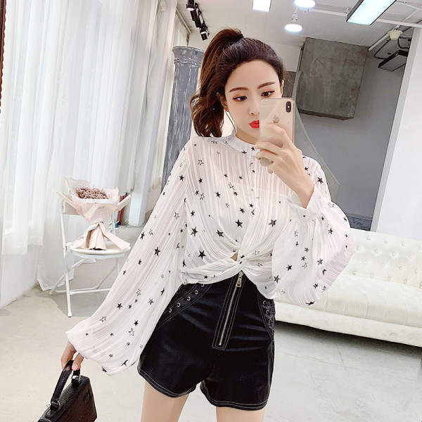 Stilinga moteriška palaidinė žema apykakle ir plačiomis rankovėmis