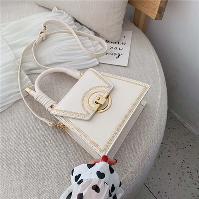 Moderna sieviešu soma ar metāla aizdari un garu un īsu ādas rokturi