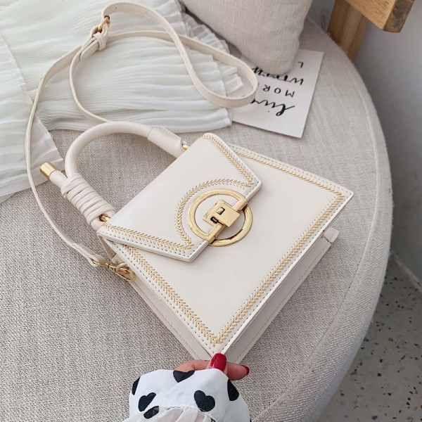 Moderna sieviešu soma ar metāla aizdari un garu un īsu ādas rokturi