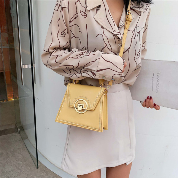 Moderna sieviešu soma ar metāla aizdari un garu un īsu ādas rokturi