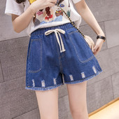 Lezser női rövidnadrág szakadt motívumokkal, nyakkendőkkel és zsebekkel