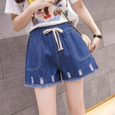 Lezser női rövidnadrág szakadt motívumokkal, nyakkendőkkel és zsebekkel