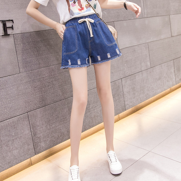 Lezser női rövidnadrág szakadt motívumokkal, nyakkendőkkel és zsebekkel