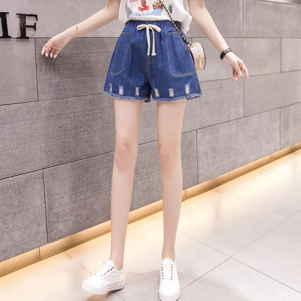 Lezser női rövidnadrág szakadt motívumokkal, nyakkendőkkel és zsebekkel