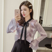 Stilingi moteriški marškiniai su kaspinu ir sagomis