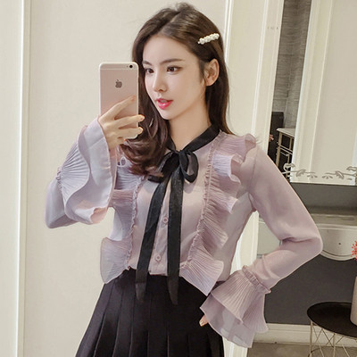 Stilingi moteriški marškiniai su kaspinu ir sagomis