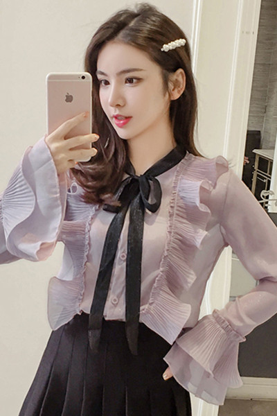 Stilingi moteriški marškiniai su kaspinu ir sagomis