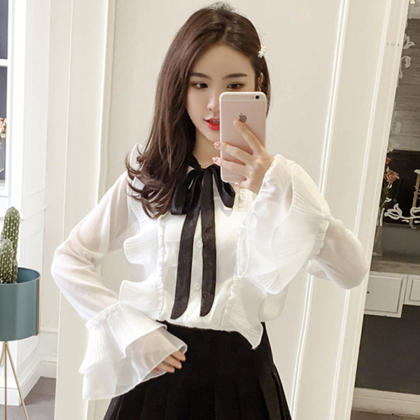 Stilingi moteriški marškiniai su kaspinu ir sagomis