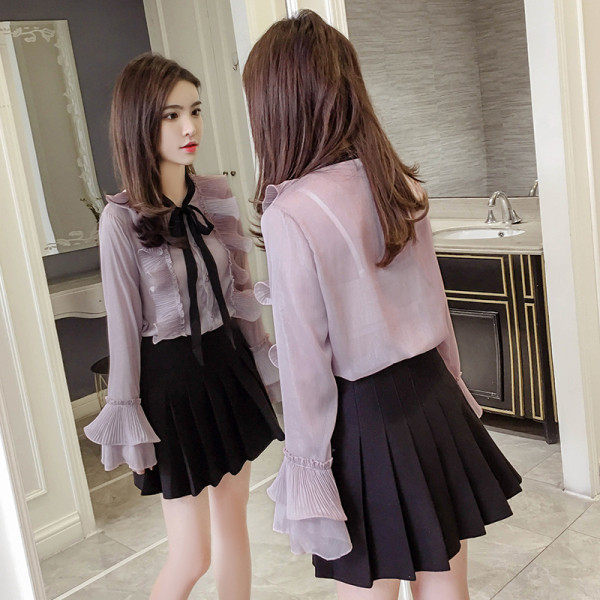 Stilingi moteriški marškiniai su kaspinu ir sagomis