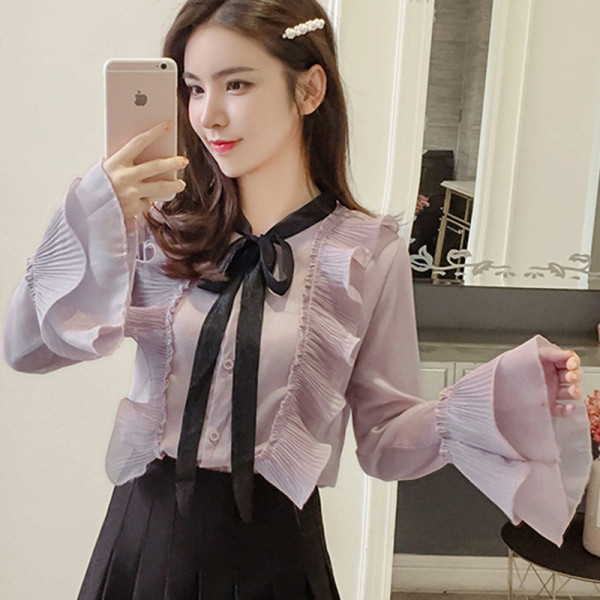 Stilingi moteriški marškiniai su kaspinu ir sagomis