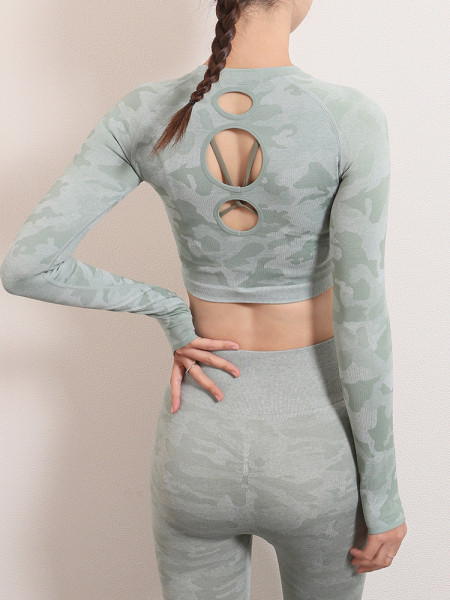 Sportinė trumpa palaidinė ilgomis rankovėmis ir kamufliažiniu raštu