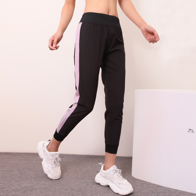 Női sportnadrág gumírozott derékkal és oldalsó szegéllyel