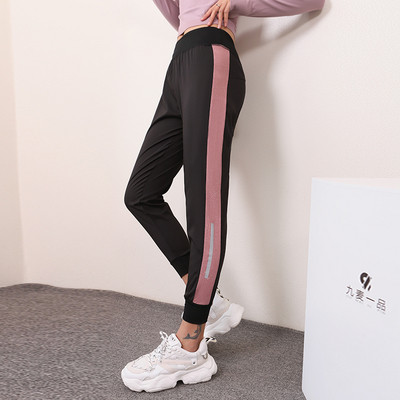 Női sportnadrág gumírozott derékkal és oldalsó szegéllyel