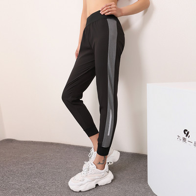 Női sportnadrág gumírozott derékkal és oldalsó szegéllyel