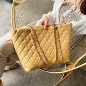 Ежедневна дамска чанта от еко кожа с метална верижка