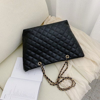 Ежедневна дамска чанта от еко кожа с метална верижка