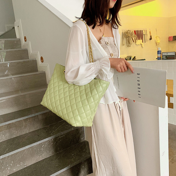 Ежедневна  дамска чанта от еко кожа с метална верижка