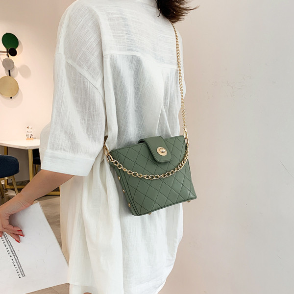 Geantă de damă elegantă, cu închizătoare și lanț metalic