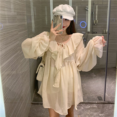 Plati moteriška suknelė su špicine iškirpte ir kaklaraiščiais