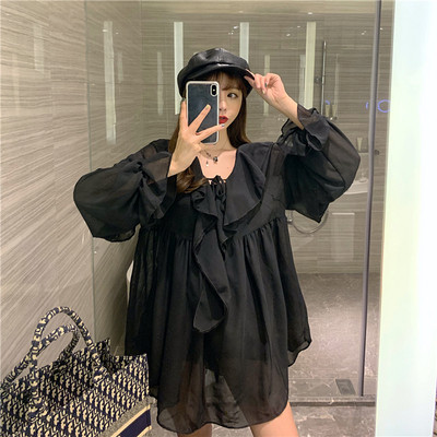 Plati moteriška suknelė su špicine iškirpte ir kaklaraiščiais