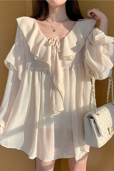 Plati moteriška suknelė su špicine iškirpte ir kaklaraiščiais