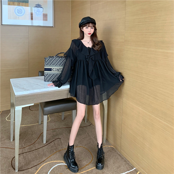 Plati moteriška suknelė su špicine iškirpte ir kaklaraiščiais