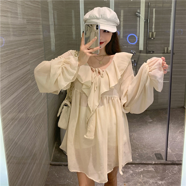 Plati moteriška suknelė su špicine iškirpte ir kaklaraiščiais