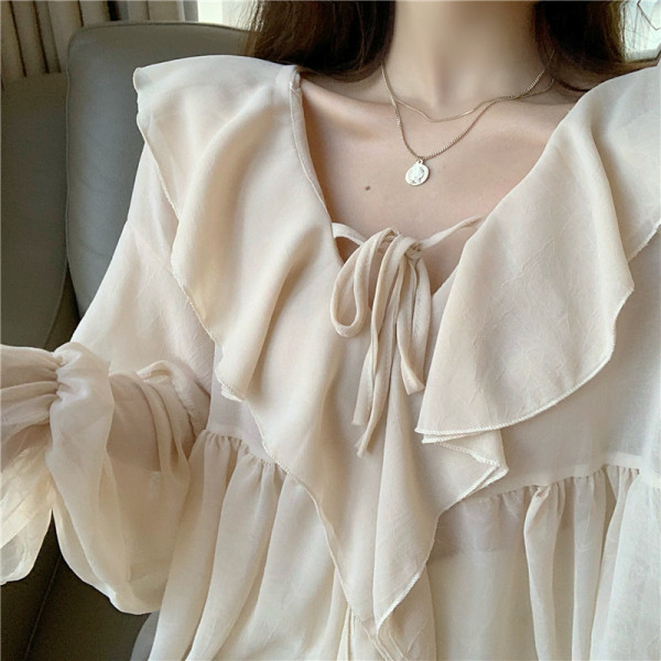 Plati moteriška suknelė su špicine iškirpte ir kaklaraiščiais