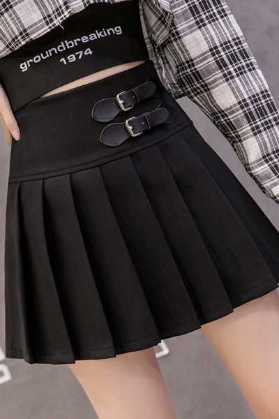 Moteriškas trumpas klostuotas sijonas aukštu juosmeniu