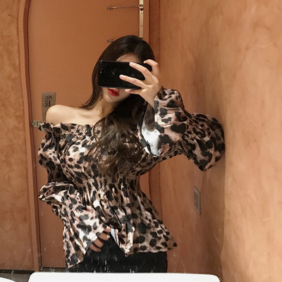Mūsdienīgs sieviešu krekls ar leoparda apdruku un krītošām piedurknēm