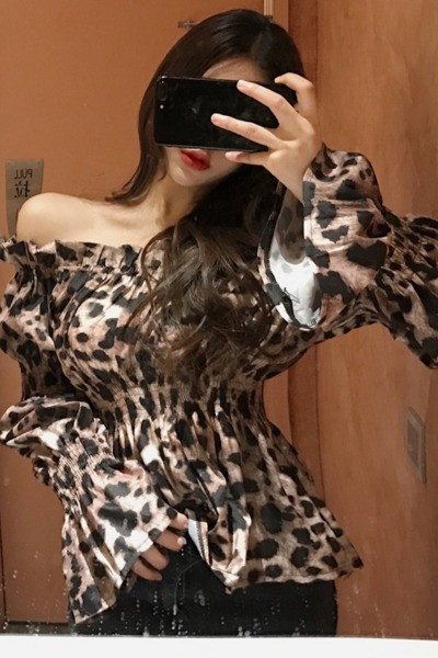 Mūsdienīgs sieviešu krekls ar leoparda apdruku un krītošām piedurknēm