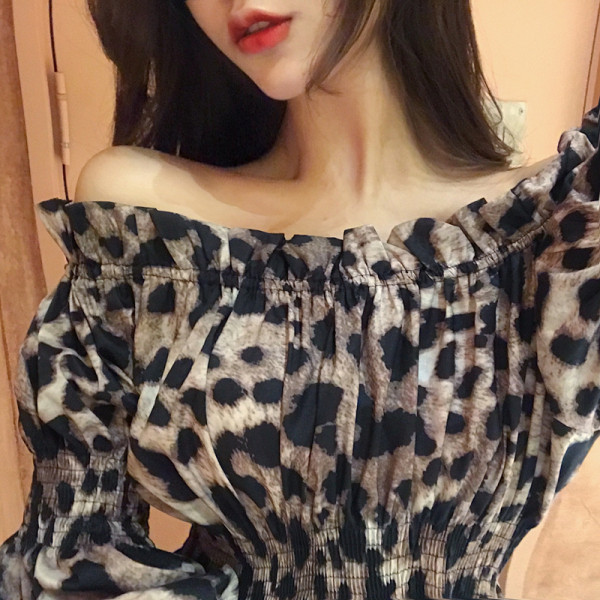 Mūsdienīgs sieviešu krekls ar leoparda apdruku un krītošām piedurknēm