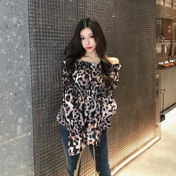 Mūsdienīgs sieviešu krekls ar leoparda apdruku un krītošām piedurknēm
