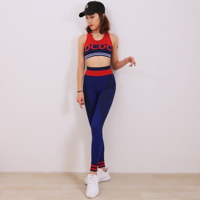 Női sportcsapat egy rövid melltartóval és egy magas derekú nadrággal