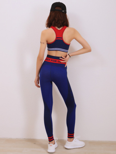 Női sportcsapat egy rövid melltartóval és egy magas derekú nadrággal