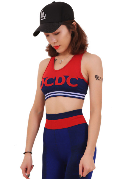 Női sportcsapat egy rövid melltartóval és egy magas derekú nadrággal