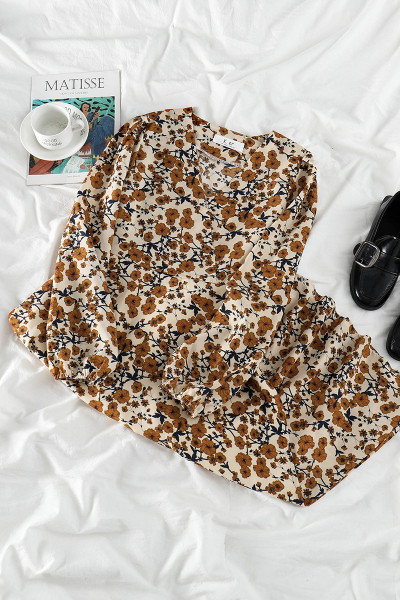 Alkalmi női ruha virágmintával és ovális nyakkivágással