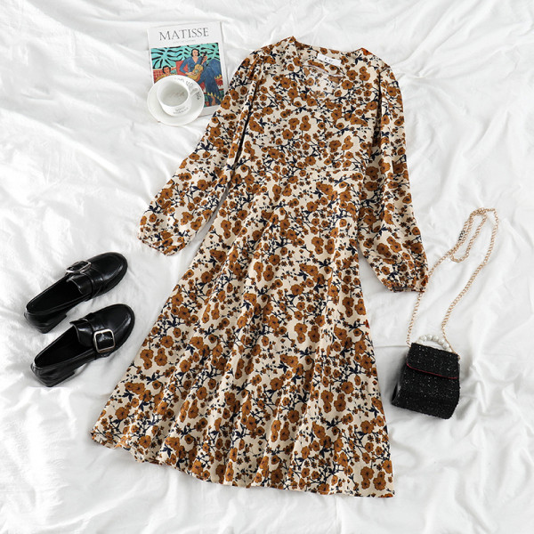 Alkalmi női ruha virágmintával és ovális nyakkivágással