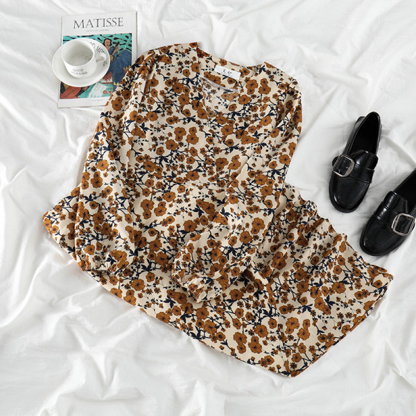 Alkalmi női ruha virágmintával és ovális nyakkivágással