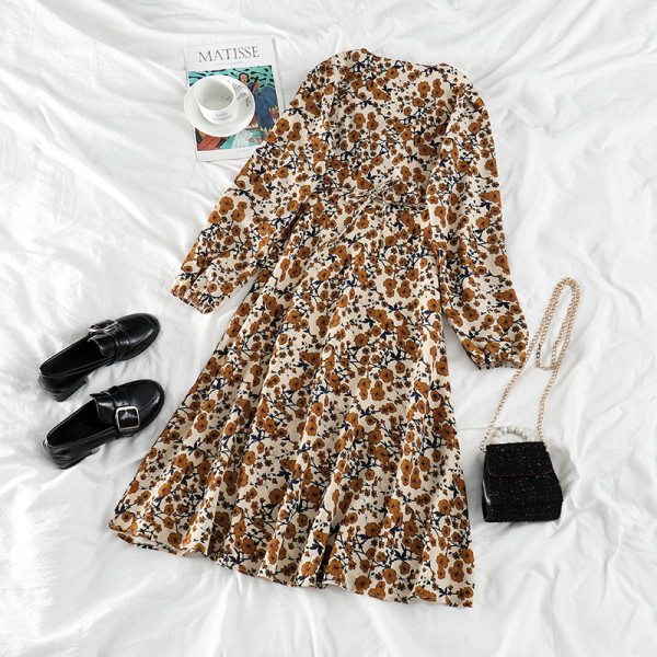 Alkalmi női ruha virágmintával és ovális nyakkivágással