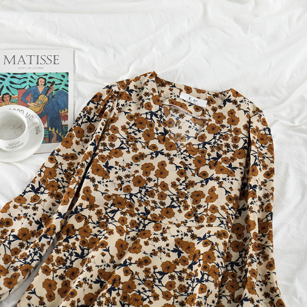 Alkalmi női ruha virágmintával és ovális nyakkivágással