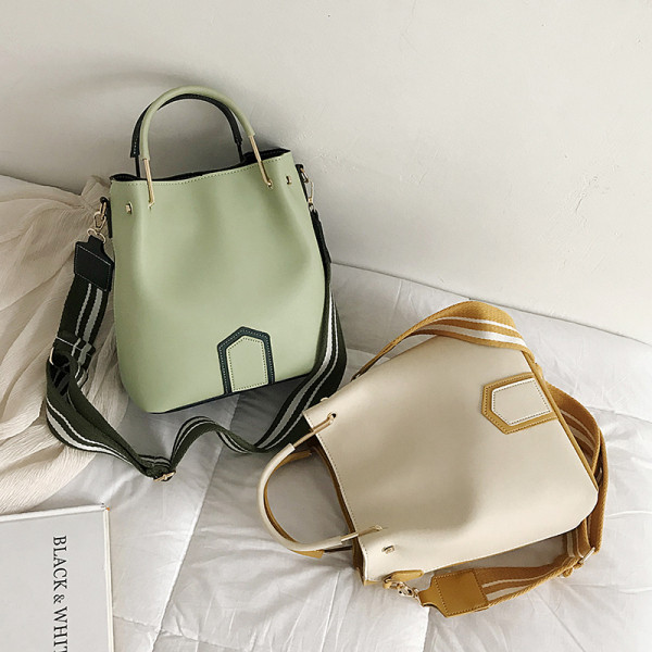 Ikdienas sieviešu soma no eko ādas ar garu tekstila rokturi