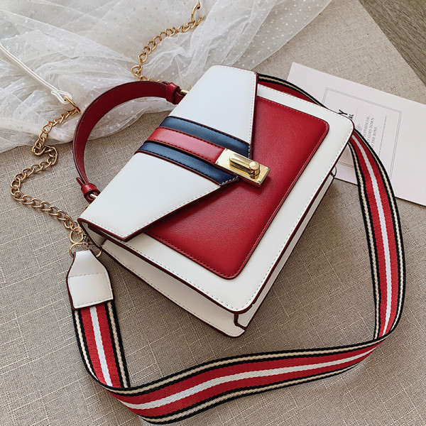 Stílusos női táska fém rögzítéssel és két fogantyúval