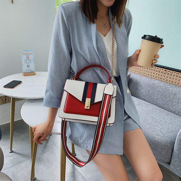 Stílusos női táska fém rögzítéssel és két fogantyúval