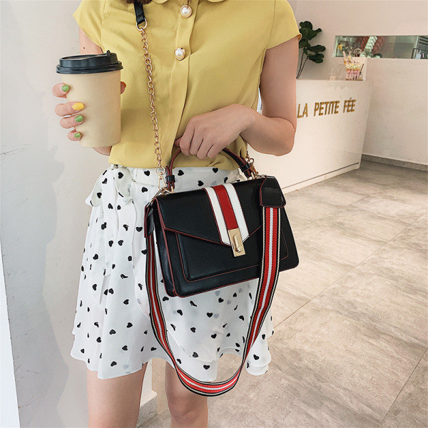 Stílusos női táska fém rögzítéssel és két fogantyúval