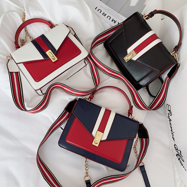 Stílusos női táska fém rögzítéssel és két fogantyúval