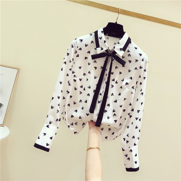 Moteriški modernūs marškiniai su klasikine apykakle ir aplikacijomis širdelėmis