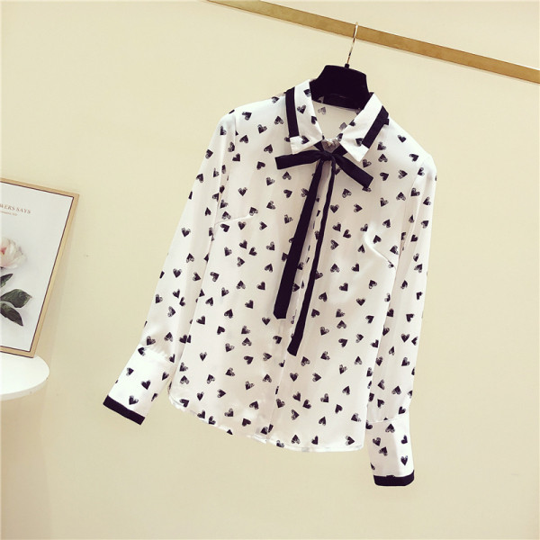 Moteriški modernūs marškiniai su klasikine apykakle ir aplikacijomis širdelėmis